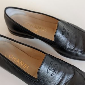CHANEL CC black logo loafers EUC size 35